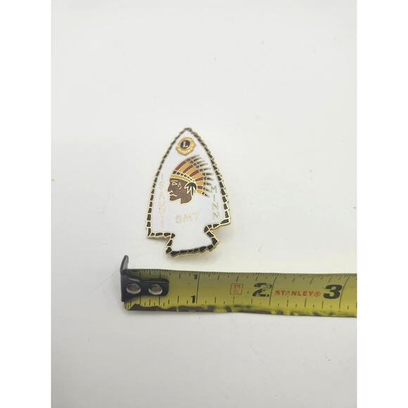Vintage Lions Club Pin Isanti MN 5M7 Arrowhead Native Theme Enamel Lapel Badge - Picture 3 of 4